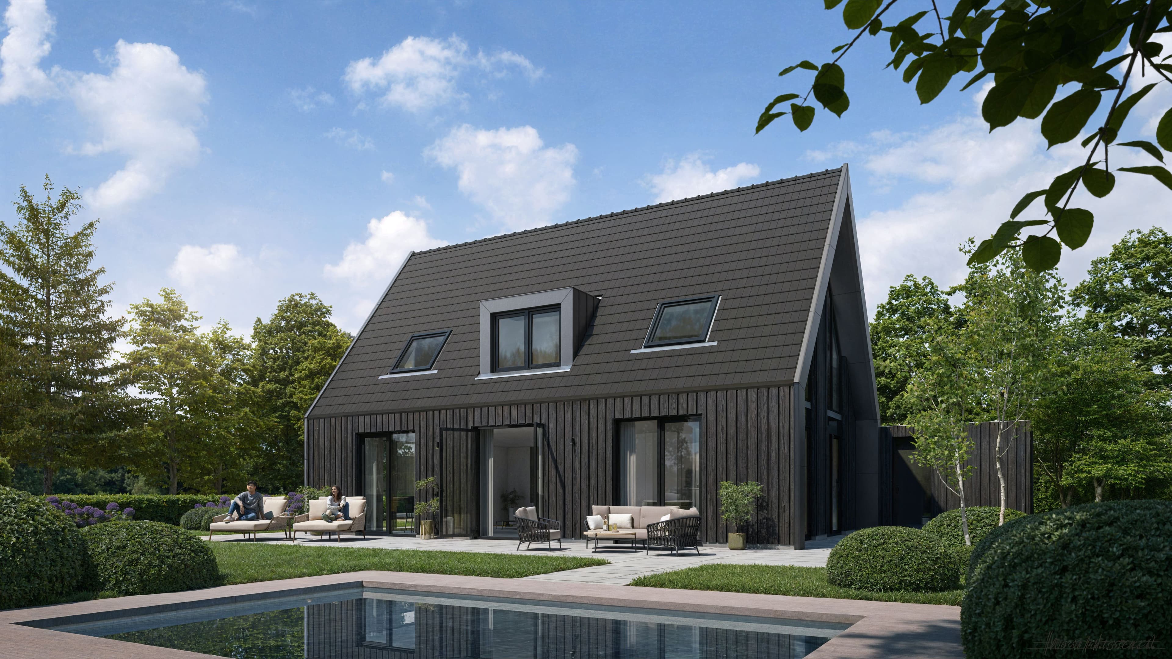 Zwarte houten woning met grote ramen, terras met tuinmeubilair en zwembad, groene tuin en blauwe lucht met wolken