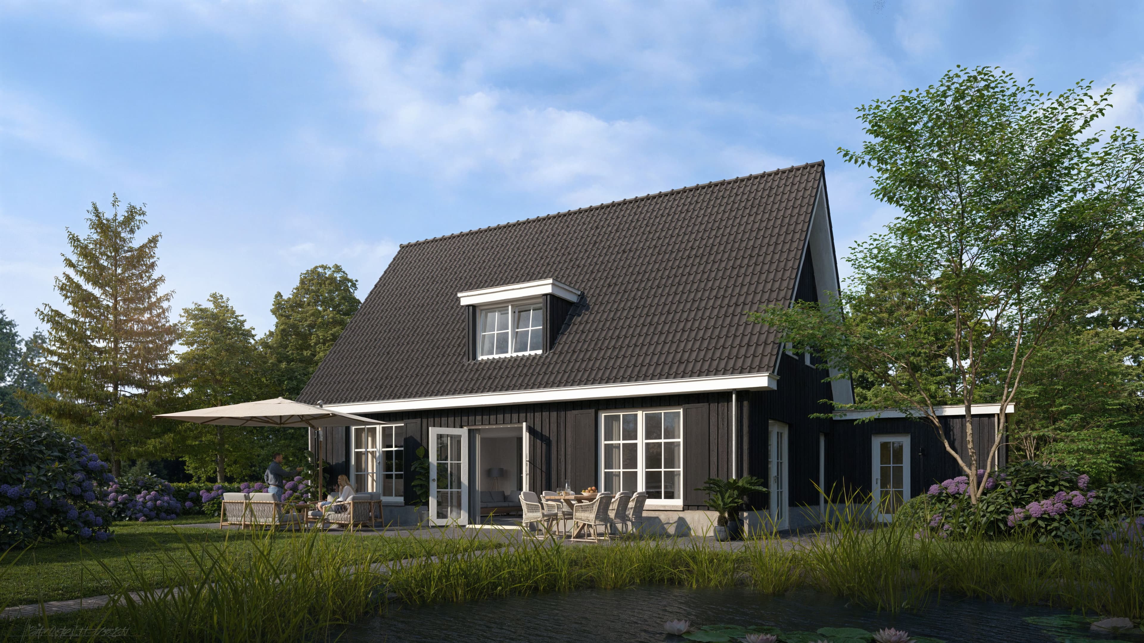 Zwarte houten woning met schuine dakpannen, tuin, terras en vijver op de voorgrond