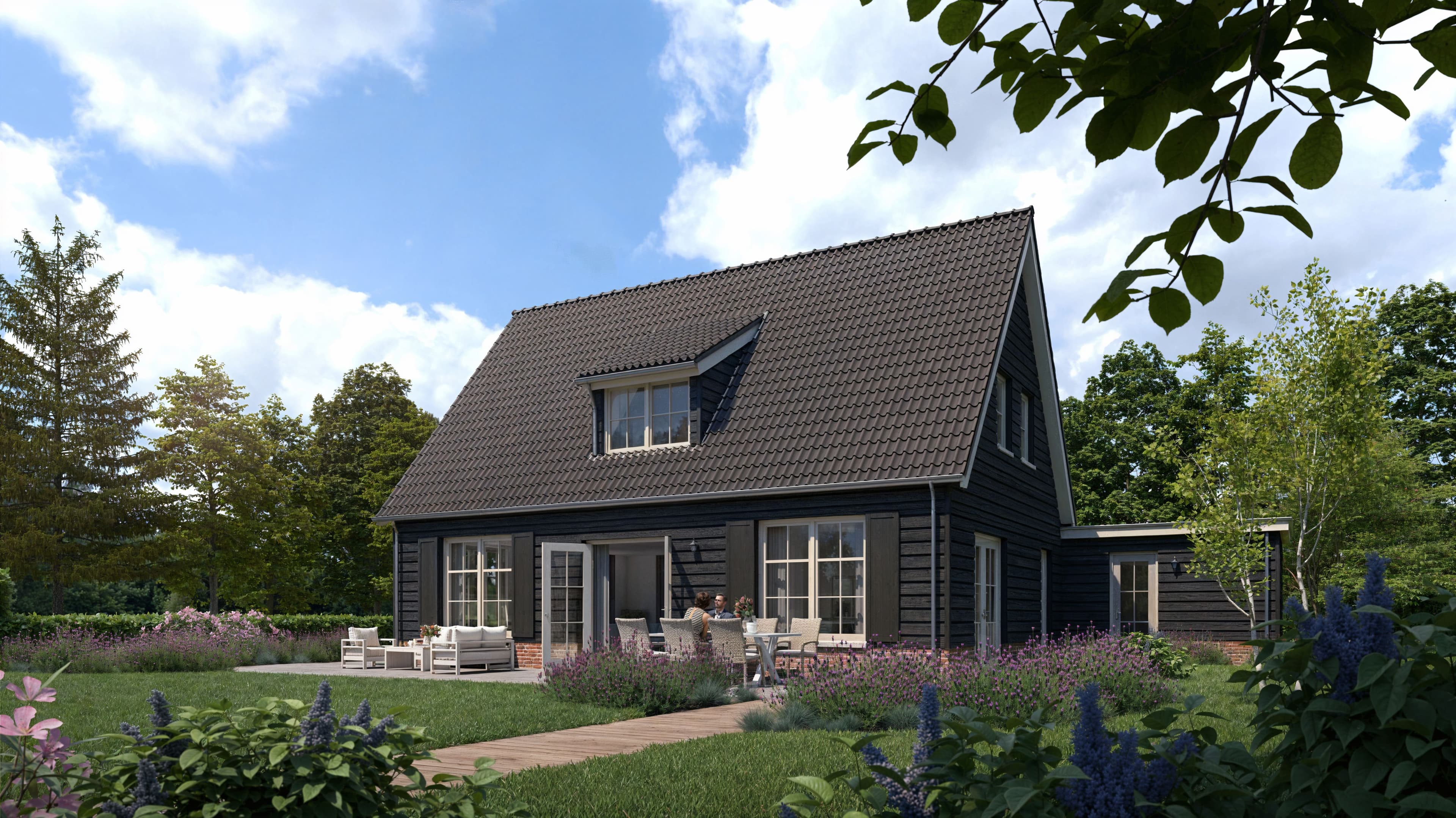 Vrijstaand huis met zwarte houten gevels, donkergrijs pannendak en mensen die buiten aan een tafel zitten in de tuin met bloemen en bomen