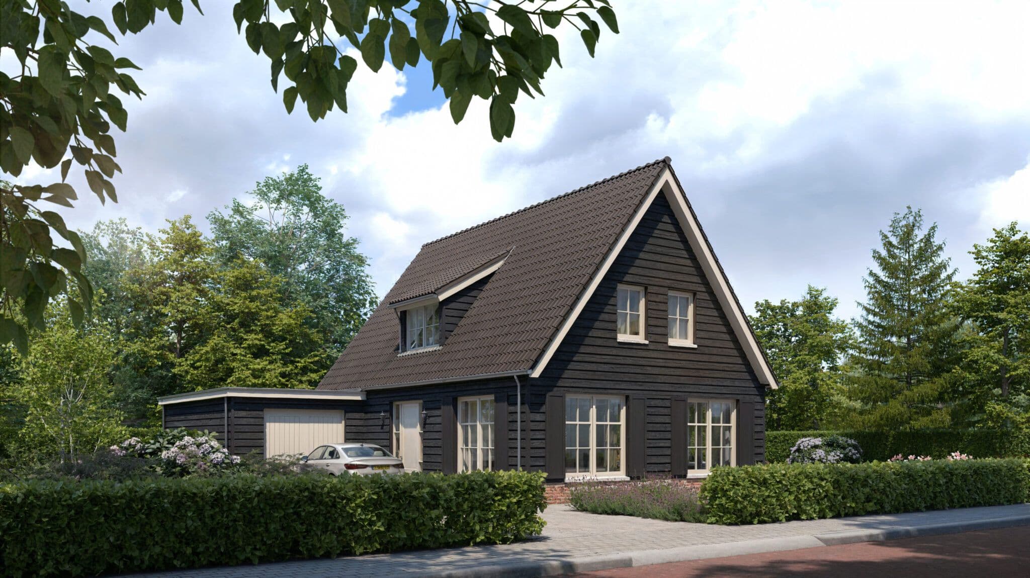 Zwarte houten woning met puntdak, grote ramen en een aangebouwde garage, omringd door bomen en struiken
