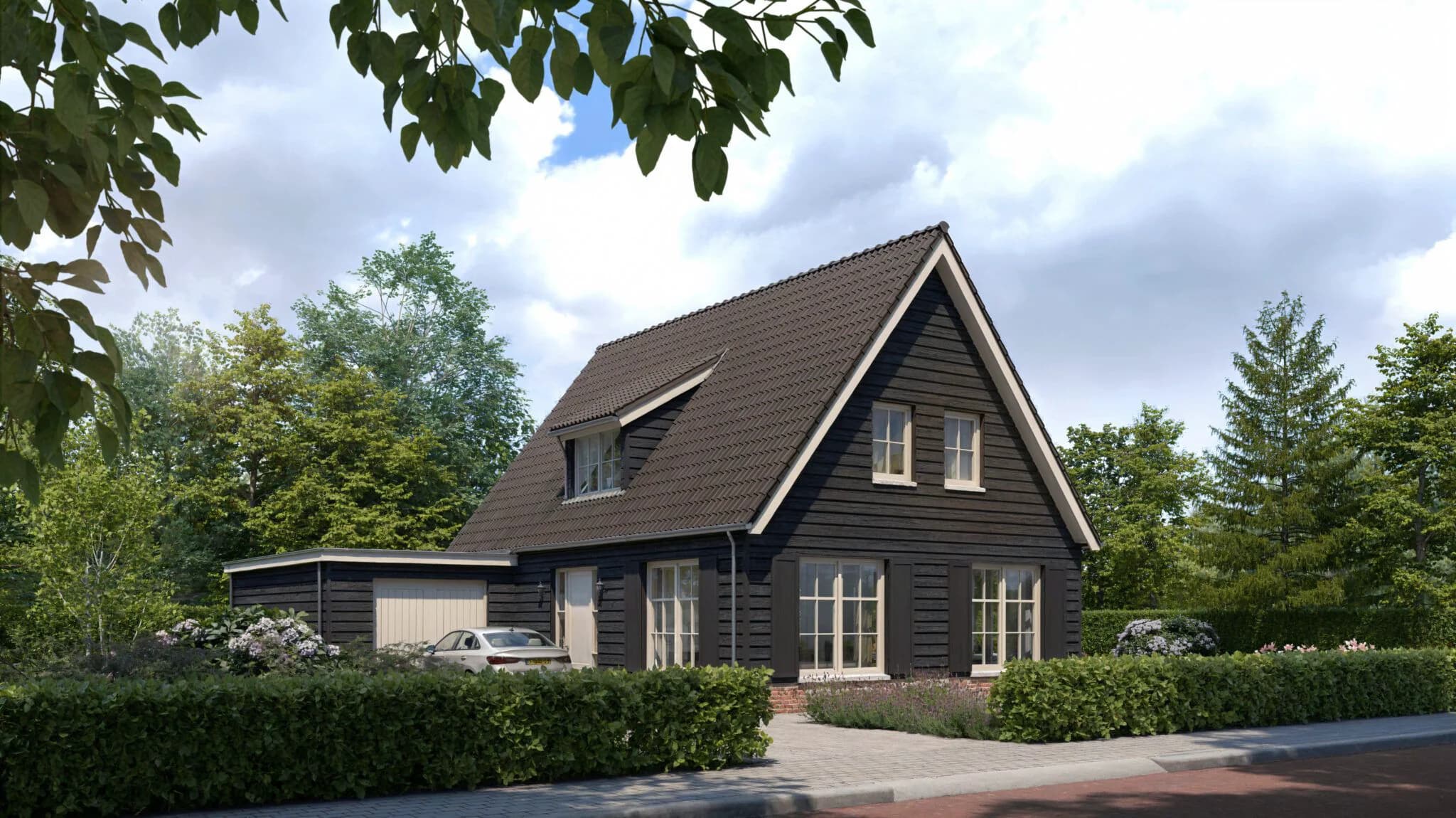 Zwarte houten woning met puntdak, grote ramen en een aangebouwde garage, omringd door bomen en struiken