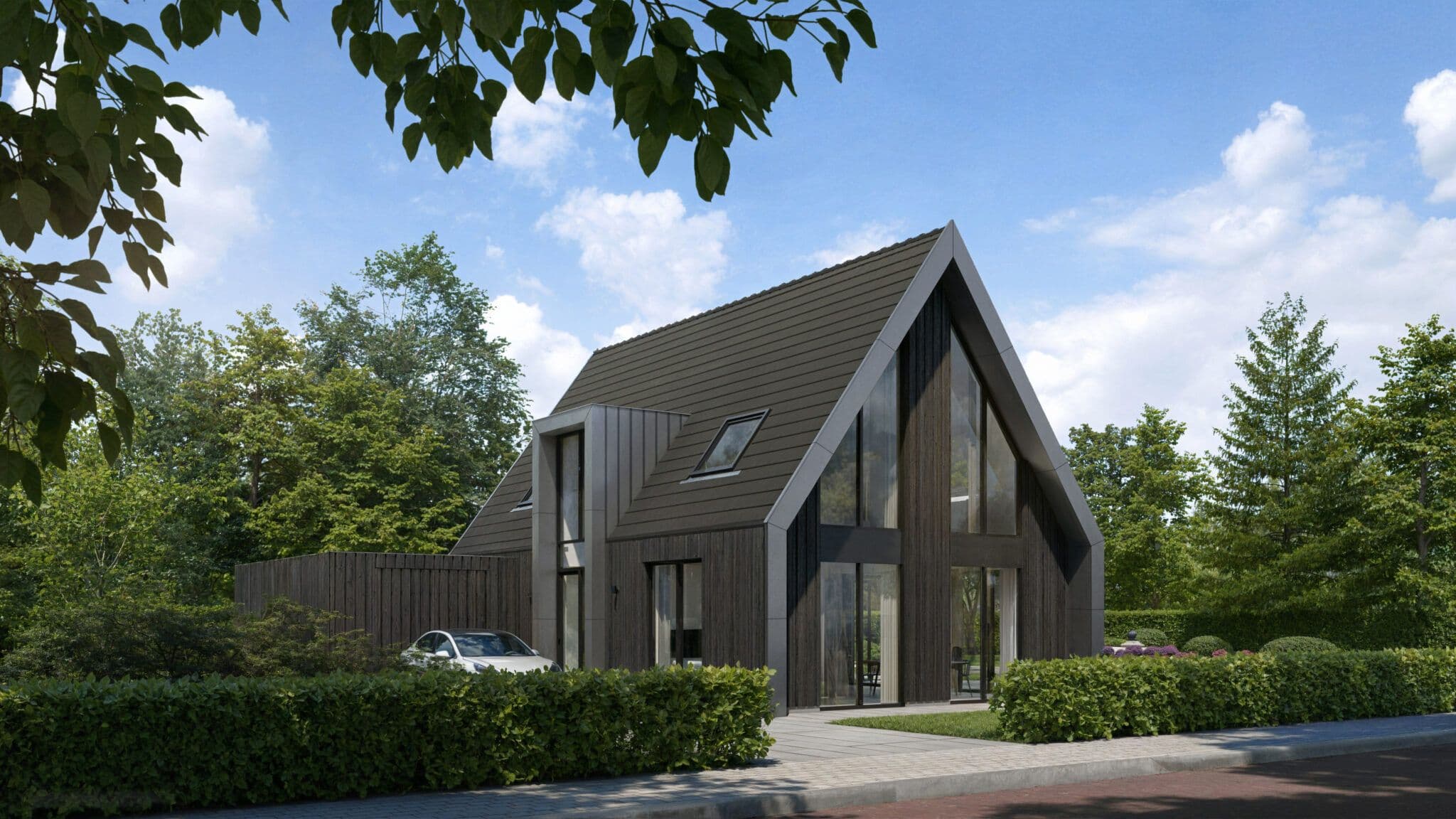 Moderne zwarte houten woning met puntdak en grote ramen, auto geparkeerd naast het huis, omgeven door groen.