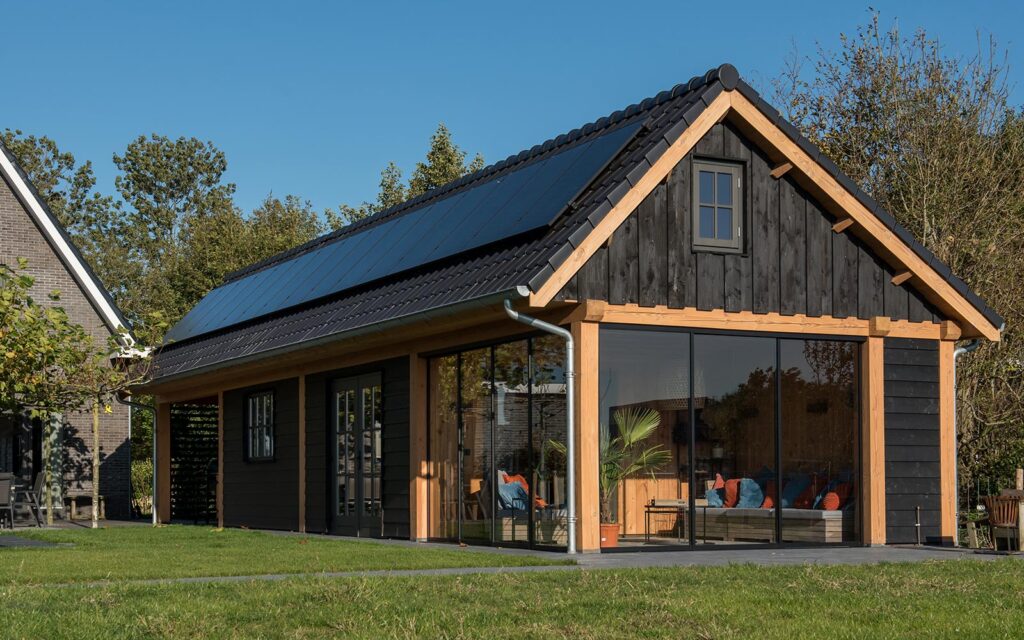 Luxe bijgebouw met buitenkeuken en opbergruimte