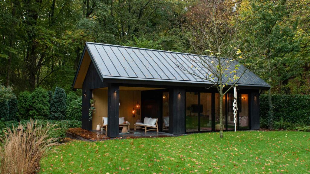 Stijlvol bijgebouw met tuinkamer en vouwwand
