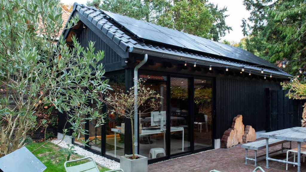 Bijgebouw met fitnessruimte, slaapzolder en berging
