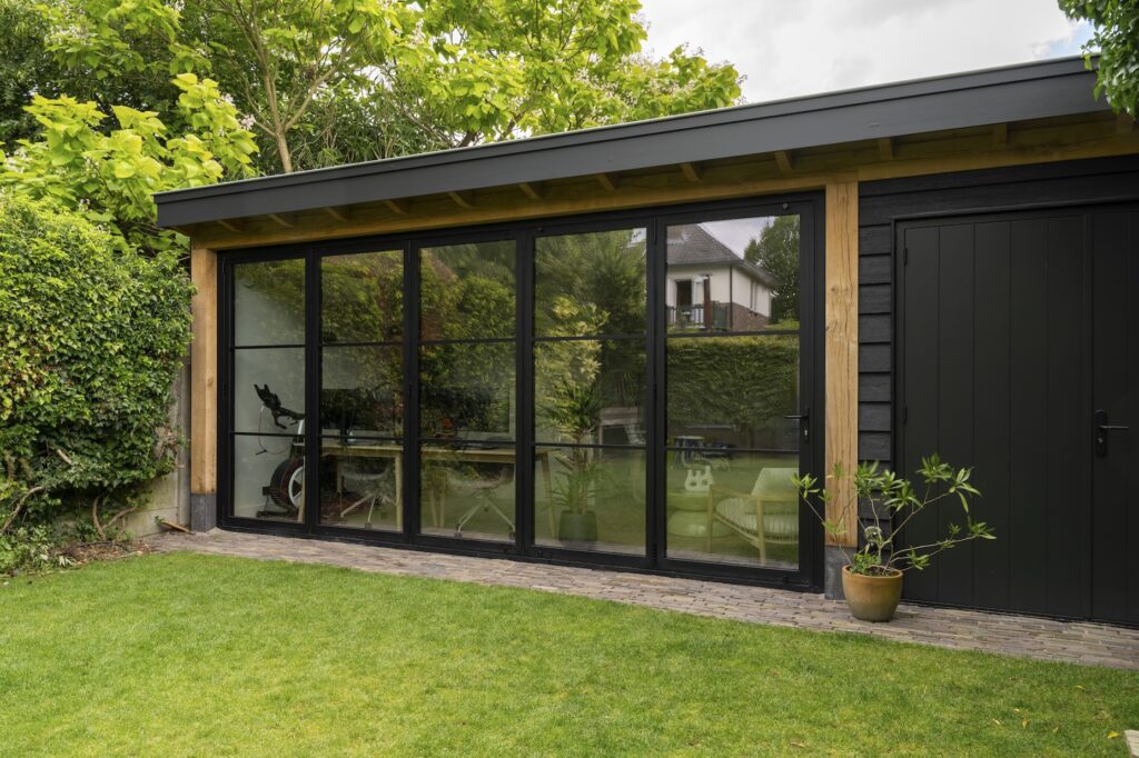 luxe tuinkantoor, tuinkamer, badkamer met berging te Baarn